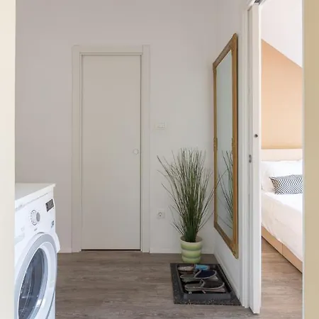Lona Apartment *